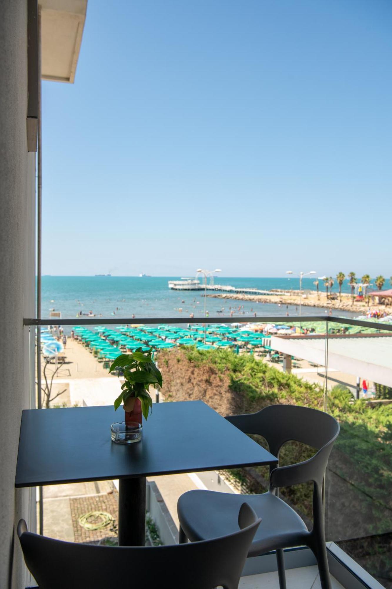 Hotel Vila 11 Драч Екстериор снимка